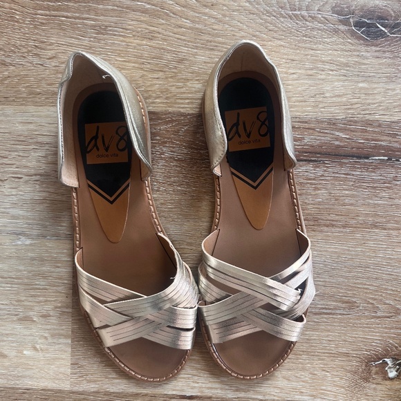 NEW Dolce Vita Gold Sandals - Picture 4 of 16